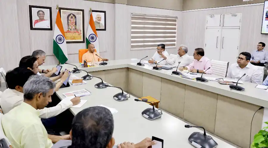 पर्यटन विभाग की समीक्षा बैठक में अधिकारियों के साथ विकास परियोजनाओं पर चर्चा करते मुख्यमंत्री योगी आदित्यनाथ