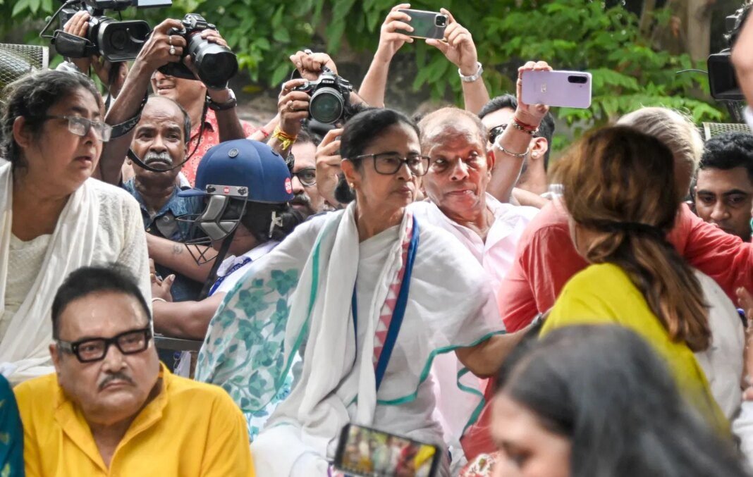 शुभेंदु सरकार के खिलाफ ममता का धरना: बोलीं- भाजपा ने शुभेंदु सरकार के खिलाफ ममता का धरना: बोलीं- भाजपा ने 177 सीटों पर की धांधली, कार्यकर्ताओं को रोक रही पुलिस