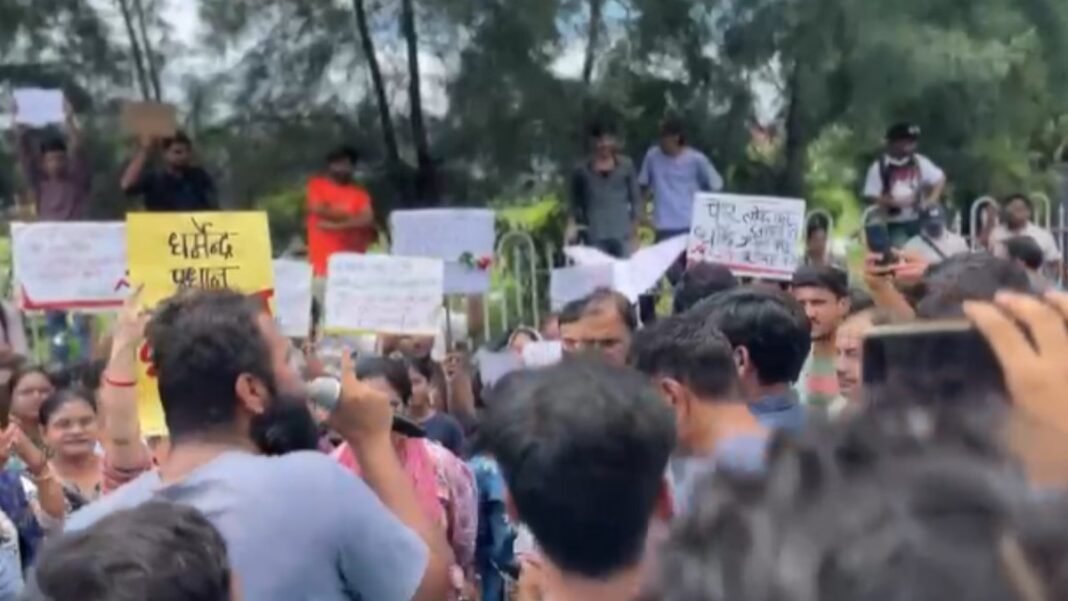 Dehradun: परीक्षाओं में धांधली से आहत युवाओं का सड़कों पर दिखा आक्रोश, बोले-इस्तीफा दें केंद्रीय शिक्षा मंत्री