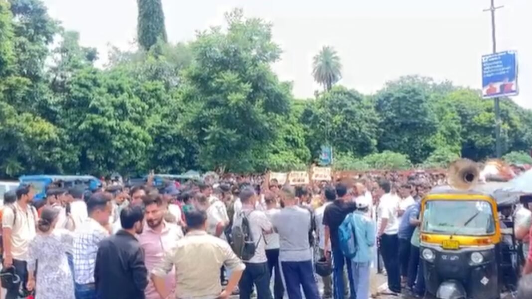 Dehradun: राजधानी में युवाओं को प्रदर्शन, जेई-एई भर्ती समेत मांगों Dehradun: राजधानी में युवाओं को प्रदर्शन, जेई-एई भर्ती समेत मांगों को लेकर सचिवालय कूच, भारी पुलिस तैनात