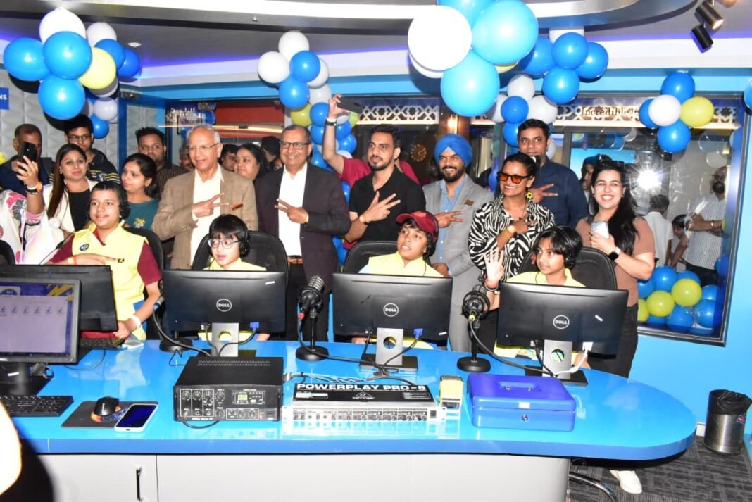 KidZania Big FM Partnership Radio Studio KidZania Big FM Partnership के तहत बच्चों का रेडियो स्टूडियो अनुभव