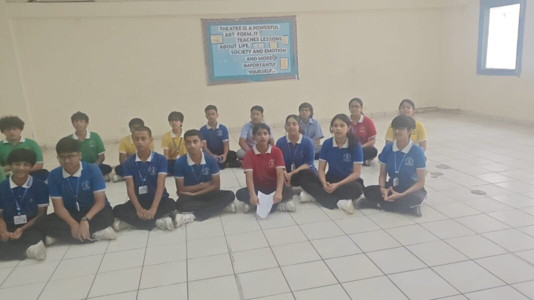 Theatre in Education Workshop के दौरान जेपी पब्लिक स्कूल नोएडा में रंगमंच प्रशिक्षण लेते विद्यार्थी