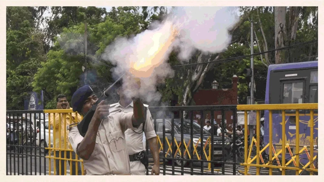 patna-paper-leak-protest-stone-pelting-tear-gas-clash पटना में छात्रों का उग्र प्रदर्शन: पथराव, आंसू गैस और राजनीतिक टकराव से बढ़ा तनाव