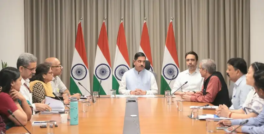 prahlad-joshi-takes-charge-as-education-minister-first-review-meeting प्रह्लाद जोशी बने नए शिक्षा मंत्री, कार्यभार संभालते ही अधिकारियों संग की बैठक