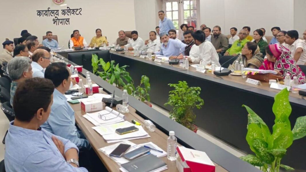 भोपाल मास्टर प्लान पर 'दिशा' की बैठक में भारी हंगामा, भोपाल मास्टर प्लान पर 'दिशा' की बैठक में भारी हंगामा, सांसद के सामने भिड़े जनप्रतिनिधि