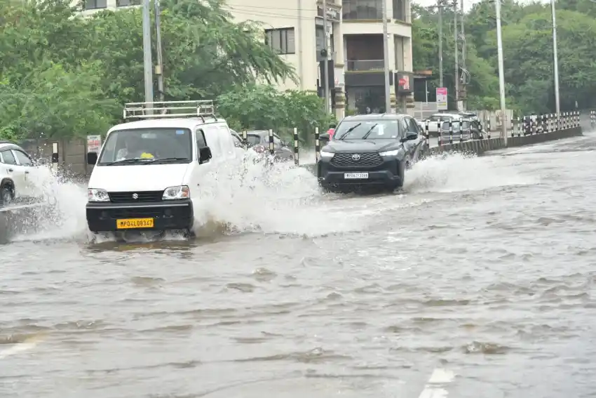 bhopal-heavy-rain-waterlogging-bairasia-road-closed-school-holiday भोपाल में भारी बारिश का कहर, सड़कें जलमग्न; बैरसिया मार्ग बंद, स्कूलों में छुट्टी