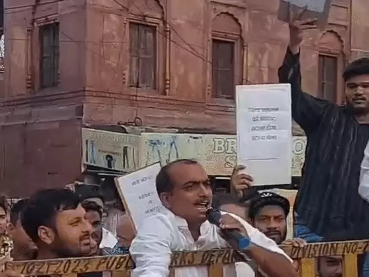 भोपाल: मोती मस्जिद बैरिकेड हटाने की मांग पर व्यापारियों की रैली, 7 अगस्त से आंदोलन की चेतावनी