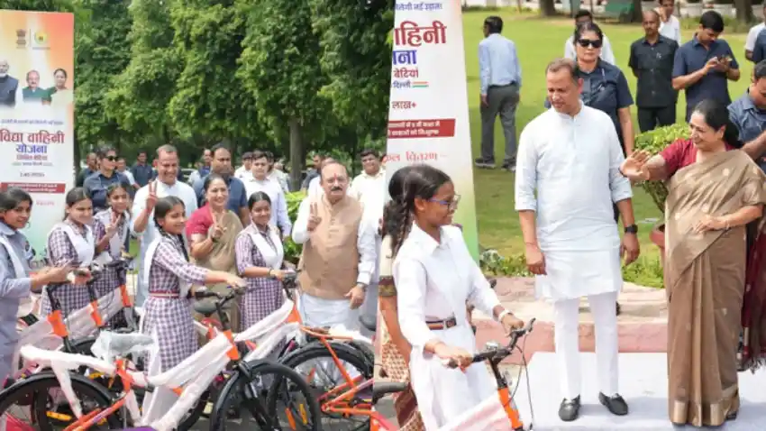 vidya-vahini-yojana-rekha-gupta-cycle-distribution-girl-students विद्या वाहिनी योजना: रेखा गुप्ता ने 200 छात्राओं को दी साइकिल, 1.40 लाख को लाभ
