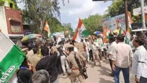 CEC के खिलाफ कांग्रेस का प्रदर्शन, हरदोई में पुलिस से भिड़े कार्यकर्ता; जिलाध्यक्ष हिरासत में 1 WhatsApp Image 2026 09 28 at 2.54.14 PM