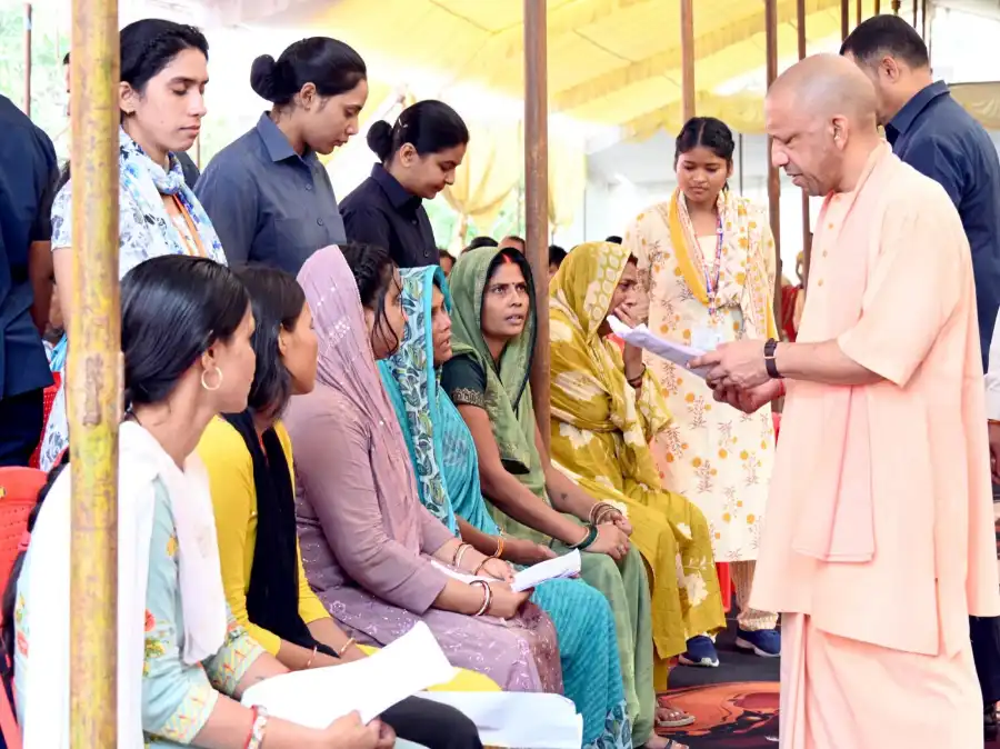 गोरखपुर में सीएम योगी का जनता दर्शन, करीब 150 लोगों की सुनी समस्याएं
