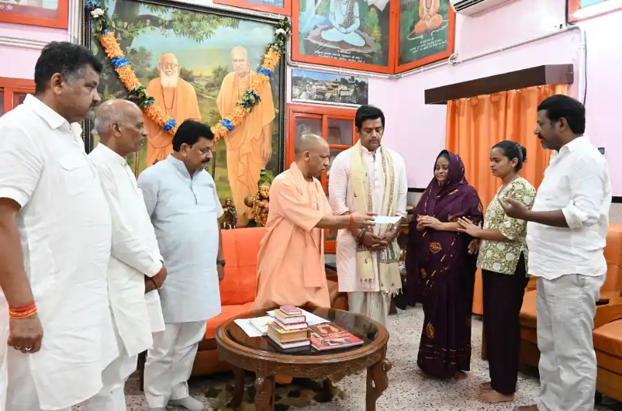 cm-yogi-meets-grieving-families-gorakhpur-financial-assistance सीएम योगी ने गोरखपुर में दो शोकाकुल परिवारों से की मुलाकात, दो-दो लाख रुपये की आर्थिक सहायता दी