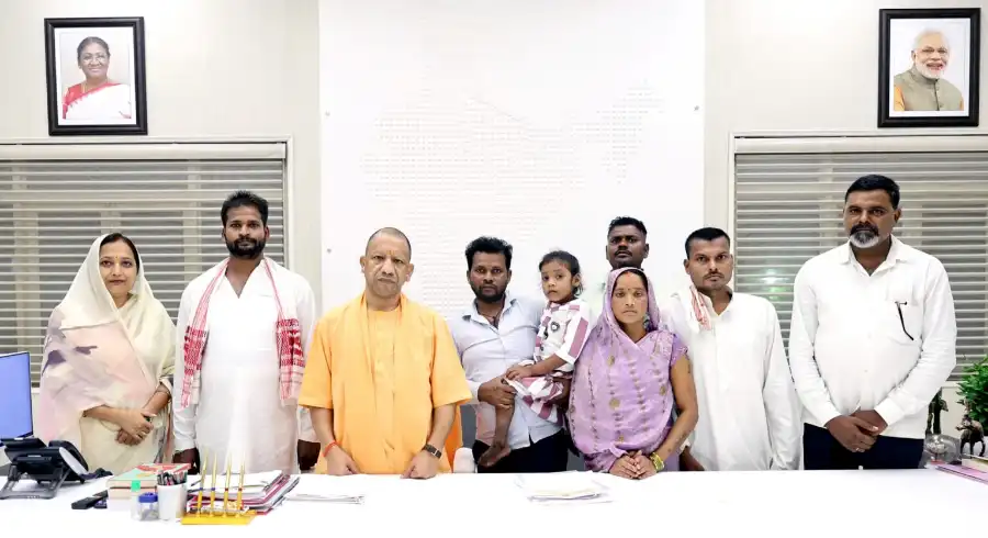 cm-yogi-meets-ragini-ballia-disabled-girl-treatment-education-help सीएम योगी से मिली रागिनी, इलाज-पढ़ाई और आवास का मिला भरोसा