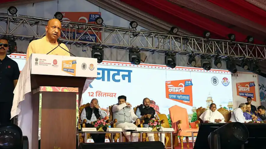 गोमती पुस्तक महोत्सव में योगी की अपील, युवा बनाएं अपना पुस्तक बैंक