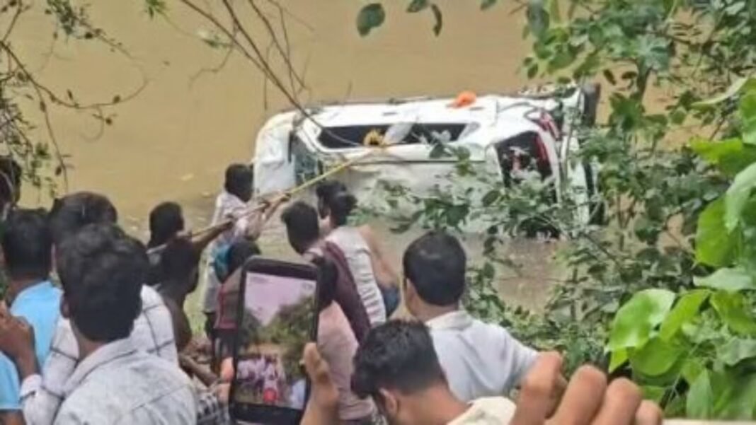 एमपी में दर्दनाक हादसा: नलखेड़ा में आठ लोगों की मौत के बाद आक्रोश, पुलिस ने फटकारी लाठियां; भीड़ हुई तितर बितर