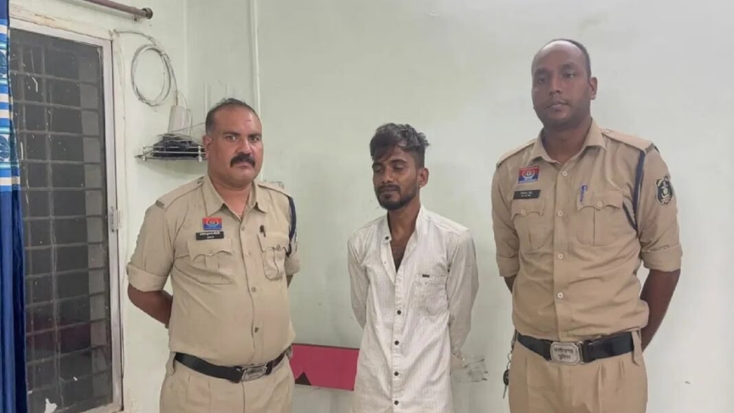 कोरबा: शराब के नशे में तलवार लेकर सड़क पर उतरा कोरबा: शराब के नशे में तलवार लेकर सड़क पर उतरा युवक, मोहल्ले में मचाया आतंक; पुलिस से भी भिड़ा, गिरफ्तार
