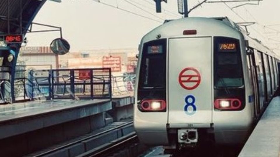 दिल्ली: मेट्रो की येलो लाइन पर तकनीकी गड़बड़ी के कारण दिल्ली: मेट्रो की येलो लाइन पर तकनीकी गड़बड़ी के कारण ट्रेन सेवाओं में हुई देरी, यात्रियों को परेशानी