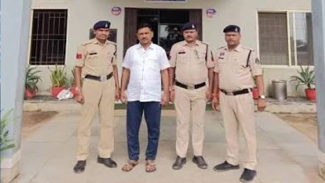 दुर्ग: चपरासी की नौकरी का झांसा देकर 5 लाख ठगे, दुर्ग: चपरासी की नौकरी का झांसा देकर 5 लाख ठगे, 8 साल तक पुलिस को चकमा देता रहा आरोपी; आखिरकार गिरफ्तार