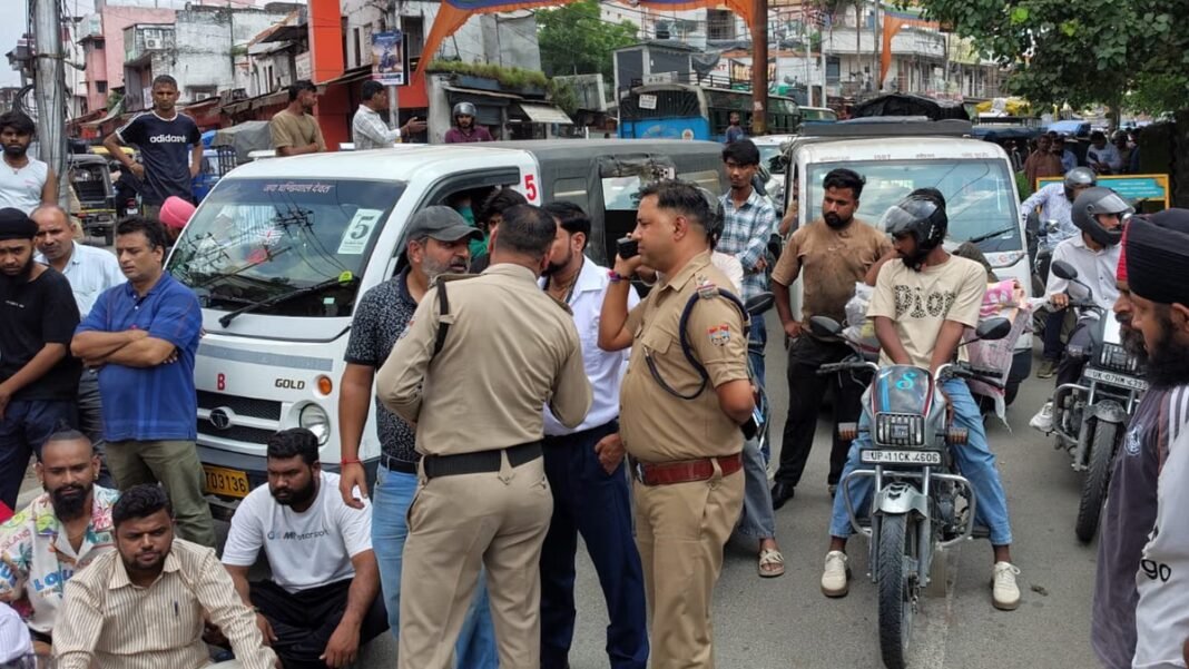देहरादून: पुलिसकर्मी पर युवती से छेड़छाड़ का आरोप, कार्रवाई न होने पर बजरंग दल का प्रदर्शन, सड़क पर लगाया जाम