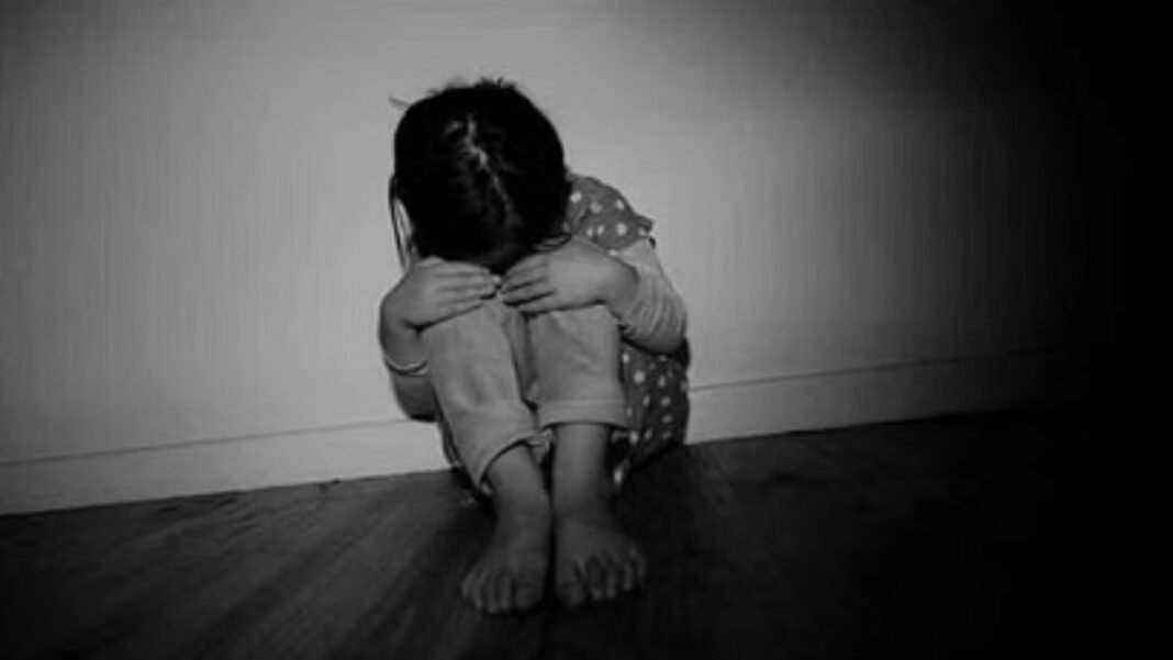 सरकारी स्कूल के शिक्षक पर गंभीर आरोप: मोबाइल में व्यस्त सरकारी स्कूल के शिक्षक पर गंभीर आरोप: मोबाइल में व्यस्त रहने से लेकर छात्रा से कथित अनुचित व्यवहार की शिकायत