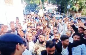 अभियुक्तों की गिरफ्तारी न होने से नाराज़ अधिवक्ताओं ने प्रदर्शन कर दिया ज्ञापन 1 WhatsApp Image 2026 10 28 at 6.47.46 PM 1