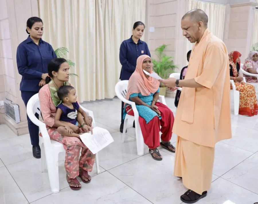 cm-yogi-janata-darshan-gorakhpur-complaints-action जनता दर्शन में सीएम योगी ने सुनी फरियाद, अधिकारियों को दिए सख्त निर्देश