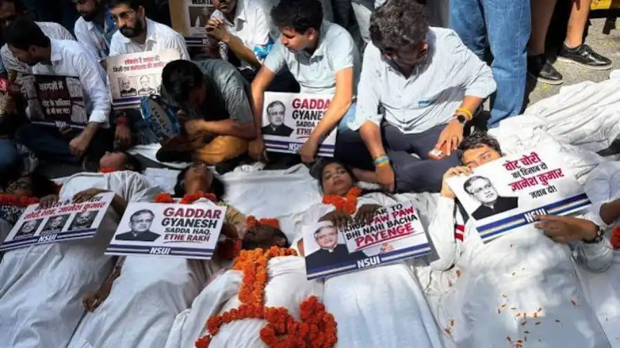 nsui-protest-knowledge-kumar-resignation-delhi-sir कफन ओढ़कर एनएसयूआई का प्रदर्शन, ज्ञानेश कुमार के इस्तीफे की मांग